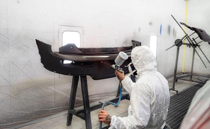 En plus de notre savoir-faire en peinture automobile, nous excellons dans la réparation de pare-brise